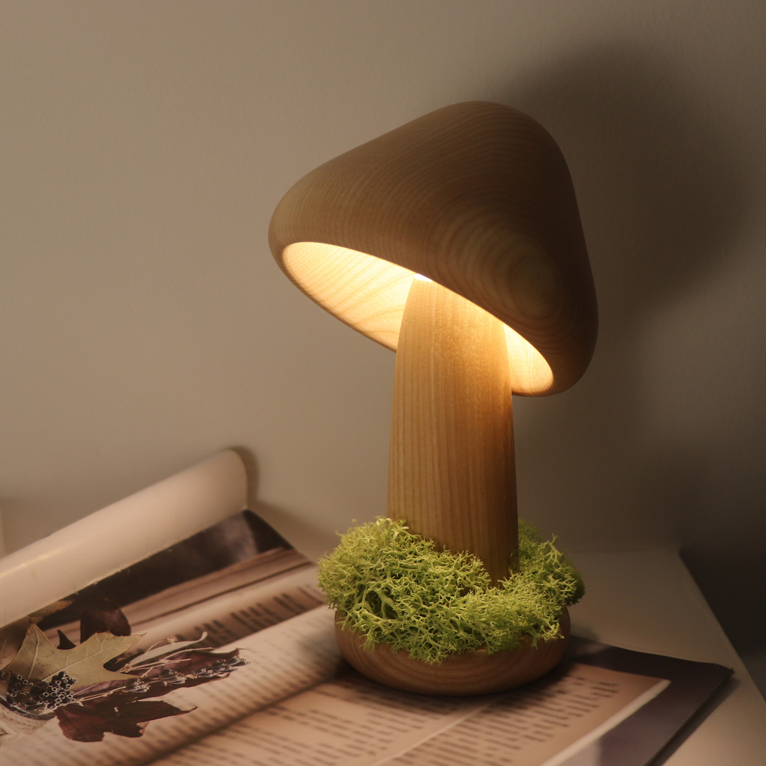 150 ° Richtungsanpassbare USB -wiederaufladbare Holzpilzlampe mit Gras
