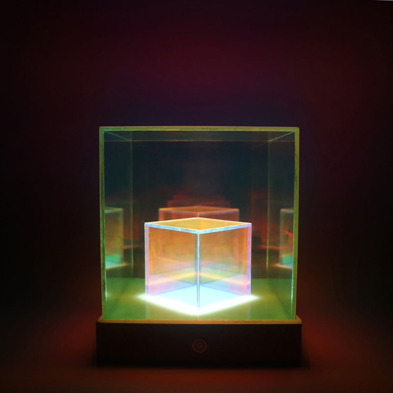 USB -wiederaufladbare farbenfrohe 3D -holographische Acryllampe mit Holzbasis