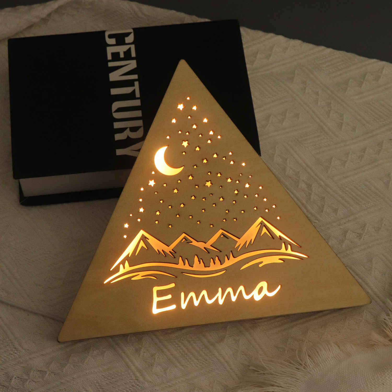 Dreiecksförmige Holztischlampe mit hölzernem Namen mit maßgeschneidertem Namen